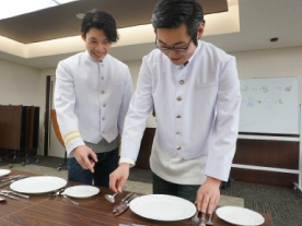 ホテル、レストラン、バーなど総合的に学べる